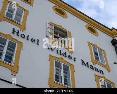 PASSAU, DEUTSCHLAND - 12. JULI 2019: Außenansicht des Hotel Wilder Mann in der Schrottgasse mit Schild Stockfoto