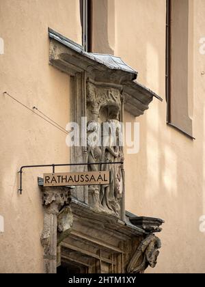 PASSAU, DEUTSCHLAND - 12. JULI 2019: Statue und kleines Schild für den Rathaussaal neben der Seitentür im Alten Rathaus Stockfoto