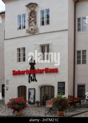 PASSAU, DEUTSCHLAND - 12. JULI 2019: Außenansicht des Scharfrichterhauses Jazz- und Kabarett-Spielstätte in der Milchgasse mit Schild Stockfoto