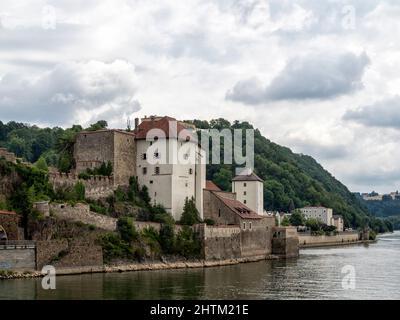 PASSAU, 12. JULI 2019: Außenansicht der Veste Niederhaus am Donauufer unterhalb der Burg Veste Oberhaus Stockfoto