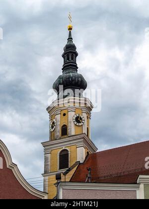 SCHARDING, DEUTSCHLAND - 12. JULI 2019: Der Turm der Kirche St. Georg Stockfoto