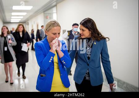 Nosiwka, Ukraine. 1. März 2022. Die US-Vertreterin Victoria Spartz (Republikanerin von Indiana), links, wird von der US-Vertreterin Stephanie Bice (Republikanerin von Oklahoma), rechts, nach einer Pressekonferenz der Führung des GOP-Repräsentantenhauses zur Lage in der Ukraine und der bevorstehenden Rede des US-Präsidenten Joe Bidenâs zur Lage der Union, getröstet. Im Bürogebäude des Rayburn House in Washington, DC, Dienstag, 1. März 2022. Rep. Spartz wurde in Nosiwka, Ukraine, geboren. Kredit: Rod Lampey/CNP/dpa/Alamy Live Nachrichten Stockfoto