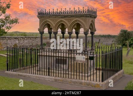 Überdafenes Denkmal zu Ehren der Heldin Grace Darling auf dem Kirchhof der Pfarrkirche St. Aidan in Bamburgh, Northumberland, Großbritannien Stockfoto