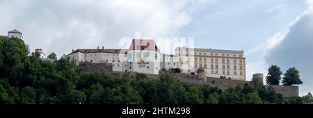 PASSAU, DEUTSCHLAND - 12. JULI 2019: Panorama Blick auf die Veste Oberhaus - eine der größten erhaltenen Burgen in Europa Stockfoto