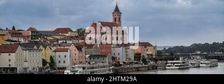 PASSAU, DEUTSCHLAND - 12. JULI 2019: Panoramablick über die Donau der Stadt auf die Pfarrkirche St. Paul Stockfoto