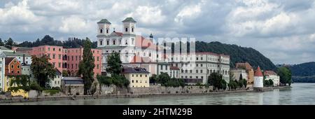 PASSAU, DEUTSCHLAND - 12. JULI 2019: Panoramablick auf den Inn mit Blick auf die Jesuitenkirche St. Michael und den Schaibling Turm Stockfoto