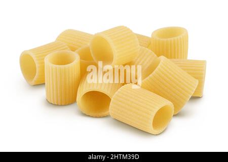 Rohe italienische Pasta isoliert auf weißem Hintergrund mit Clipping-Pfad . Mezze Maniche Rigate Bronze sterben Stockfoto