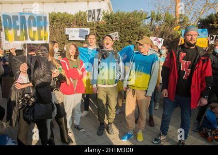 Madrid, Spanien. 27.. Februar 2022. Protestieren Sie gegen die unprovozierte russische Invasion in der Ukraine und zeigen Sie Solidarität mit dem ukrainischen Volk vor der russischen Botschaft in Madrid. (Foto von Alberto Sibaja/Pacific Press/Sipa USA) Quelle: SIPA USA/Alamy Live News Stockfoto