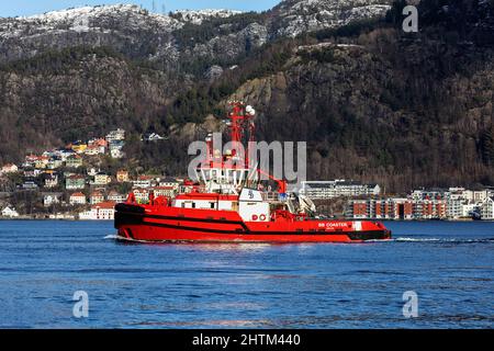 Schleppboot BB Coaster, Abfahrt vom Hafen Bergen, Norwegen Stockfoto