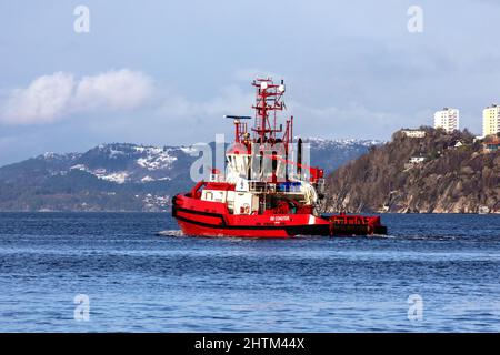 Schleppboot BB Coaster, Abfahrt vom Hafen Bergen, Norwegen Stockfoto