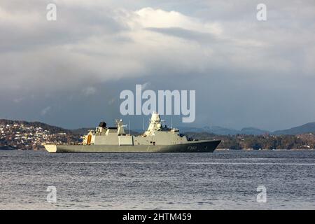 Dänische Fregatte der Ver Huitfeldt-Klasse F362 HDMS Peter Willemoes in Byfjorden, vor dem Hafen von Bergen, Norwegen. Ein dunkler, regnerischer und nebliger Wintertag Stockfoto