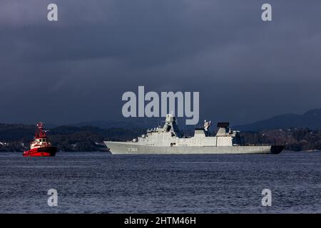 Dänische Fregatte der Ver Huitfeldt-Klasse F362 HDMS Peter Willemoes in Byfjorden, vor dem Hafen von Bergen, Norwegen. Schlepper BB Coaster in der Nähe. Eine dunkle, regnerische A Stockfoto