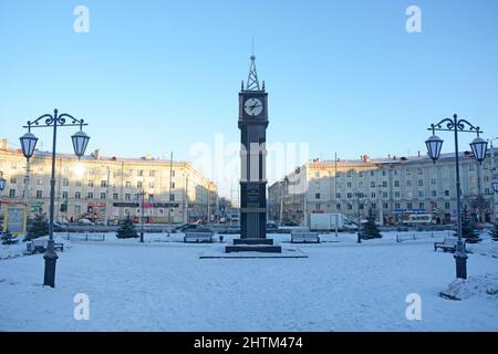 PETROZAWODSK, RUSSLAND - 09. JANUAR 2017: Zentralstraße - Prospekt Lenina in Petrozawodsk, Karelische Republik Stockfoto