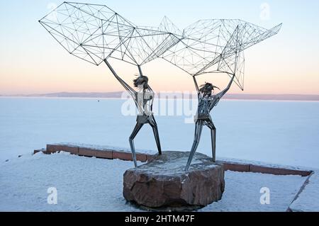 PETROSAWODSK, REPUBLIK KARELIEN, RUSSLAND, 06 2017. JANUAR: Denkmal für zwei Fischer - amerikanisch und russisch, symbolisiert die Freundschaft des Volkes Stockfoto