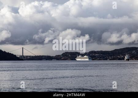 Kreuzschiff Viking Venus in Byfjorden, Abfahrt vom Hafen Bergen, Norwegen. Annäherung an die Askoey-Hängebrücke Stockfoto