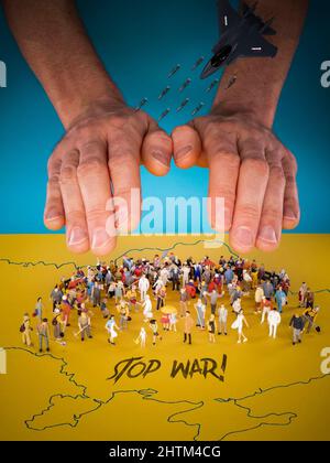 Beenden Sie den Krieg gegen die Ukraine. Ukraine Flagge und ukrainische Menschen Konzept. Betet für den Frieden in der Ukraine. Rette die Ukraine vor Russland und vor dem russischen Angriff. Schützen Stockfoto