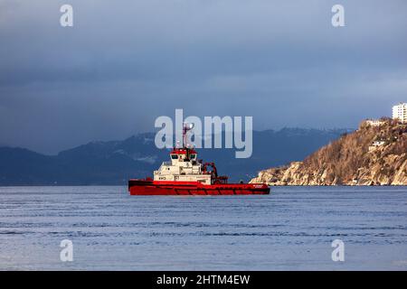 Schlepper BB Worker in Byfjorden, außerhalb des Hafens von Bergen, Norwegen Stockfoto