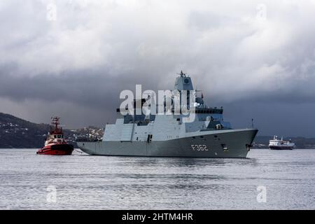 Dänische Fregatte der Ver Huitfeldt-Klasse F362 HDMS Peter Willemoes in Byfjorden, vor dem Hafen von Bergen, Norwegen. Schlepper BB Coaster in der Nähe. Eine dunkle, regnerische A Stockfoto