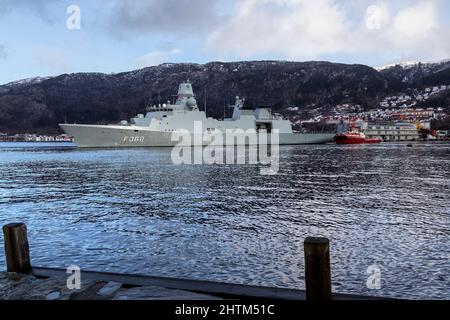 Dänische Fregatte der Ver Huitfeldt-Klasse F362 HDMS Peter Willemoes in Byfjorden, vor dem Hafen von Bergen, Norwegen. Tugboat BB Coaster Unterstützung. Ein dunkler Regen Stockfoto