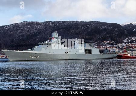 Dänische Fregatte der Ver Huitfeldt-Klasse F362 HDMS Peter Willemoes in Byfjorden, vor dem Hafen von Bergen, Norwegen. Tugboat BB Coaster Unterstützung. Ein dunkler Regen Stockfoto