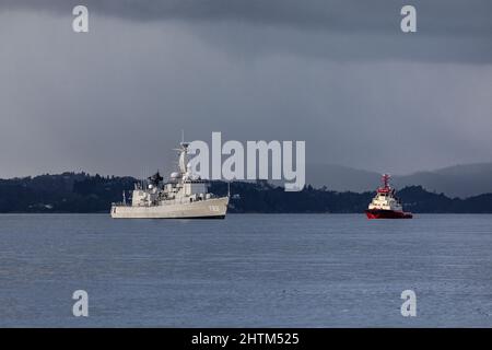 Niederländische Karel-Doorman-Klasse Fregatte F3831 HNLMS Van Amstel in Byfjorden, außerhalb des Hafens von Bergen, Norwegen. Schlepper BB Worker in der Nähe, um zu helfen. Stockfoto