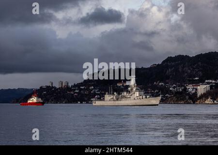 Niederländische Karel-Doorman-Klasse Fregatte F3831 HNLMS Van Amstel in Byfjorden, außerhalb des Hafens von Bergen, Norwegen. Schlepper BB Worker in der Nähe, um zu helfen. Stockfoto