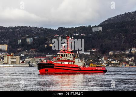 Schleppboot BB Coaster, Abfahrt vom Hafen Bergen, Norwegen Stockfoto