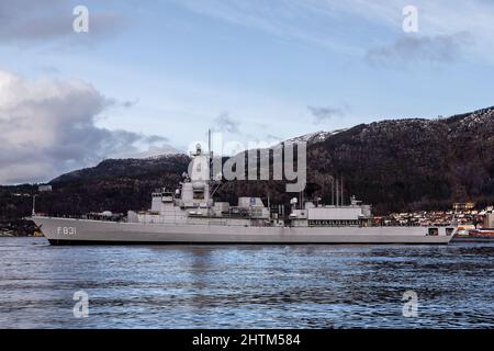 Niederländische Karel-Doorman-Klasse Fregatte F3831 HNLMS Van Amstel in Byfjorden, außerhalb des Hafens von Bergen, Norwegen. Stockfoto