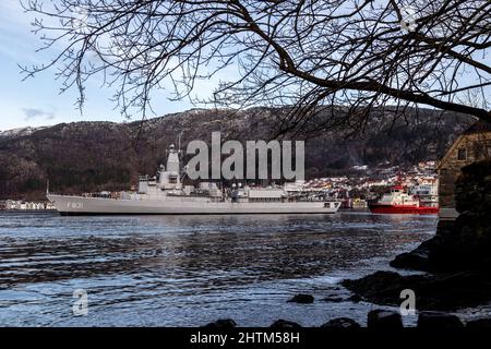 Niederländische Karel-Doorman-Klasse Fregatte F3831 HNLMS Van Amstel in Byfjorden, Einfahrt in den Hafen von Bergen, Norwegen. Schlepper BB Worker unterstützt. Stockfoto