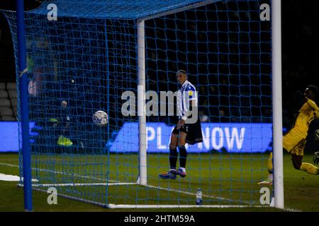 Sheffield, Großbritannien. 01. März 2022. Liam Palmer #2 von Sheffield Wednesday schießt und erzielt am 3/1/2022 in Sheffield, Großbritannien, ein Tor, um es 1:0 zu erreichen. (Foto von Ben Early/News Images/Sipa USA) Quelle: SIPA USA/Alamy Live News Stockfoto