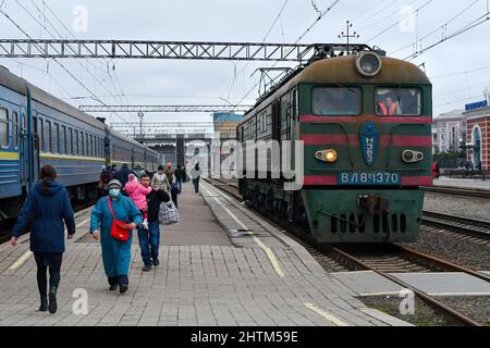 Kramatorsk, Donezk, Ukraine. 26.. Februar 2022. Auf dem Bahnsteig werden Menschen gesehen, die in den Zug steigen, um aus Kramatorsk zu evakuieren. Der russische Präsident Wladimir Putin ordnete die militärische Intervention am 24. Februar an, Tage nach der Anerkennung von zwei von Separatisten gehaltenen Enklaven in der Ostukraine. Er behauptete, Moskau habe keinen Plan, das Nachbarland zu besetzen, sondern wolle die Ukraine Ã¬demilitarizeÃ® und Ã¬denazifyÃ®. Der ukrainische Präsident Wolodymyr Zelenskyy beschuldigte Russland, versucht zu haben, eine Marionettenregierung zu installieren, und sagte, die Ukrainer werden ihr Land gegen die russische Aggression verteidigen. (Bild: © Und Stockfoto