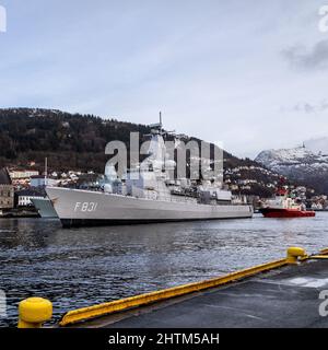 Niederländische Karel-Doorman-Klasse Fregatte F3831 HNLMS Van Amstel in Vaagen, Einfahrt in den Hafen von Bergen, Norwegen. Schleppboot BB Worker assistiert.Mount Ulriken in Bac Stockfoto