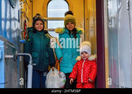 Kramatorsk, Donezk, Ukraine. 26.. Februar 2022. Kinder werden im Wagen des Zuges zur Evakuierung aus Kramatorsk gesehen. Der russische Präsident Wladimir Putin ordnete die militärische Intervention am 24. Februar an, Tage nach der Anerkennung von zwei von Separatisten gehaltenen Enklaven in der Ostukraine. Er behauptete, Moskau habe keinen Plan, das Nachbarland zu besetzen, sondern wolle die Ukraine Ã¬demilitarizeÃ® und Ã¬denazifyÃ®. Der ukrainische Präsident Wolodymyr Zelenskyy beschuldigte Russland, versucht zu haben, eine Marionettenregierung zu installieren, und sagte, die Ukrainer werden ihr Land gegen die russische Aggression verteidigen. (Bild: © Andriy Stockfoto