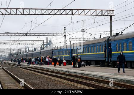 Kramatorsk, Donezk, Ukraine. 26.. Februar 2022. Auf dem Bahnsteig werden Menschen gesehen, die in den Zug steigen, um aus Kramatorsk zu evakuieren. Der russische Präsident Wladimir Putin ordnete die militärische Intervention am 24. Februar an, Tage nach der Anerkennung von zwei von Separatisten gehaltenen Enklaven in der Ostukraine. Er behauptete, Moskau habe keinen Plan, das Nachbarland zu besetzen, sondern wolle die Ukraine Ã¬demilitarizeÃ® und Ã¬denazifyÃ®. Der ukrainische Präsident Wolodymyr Zelenskyy beschuldigte Russland, versucht zu haben, eine Marionettenregierung zu installieren, und sagte, die Ukrainer werden ihr Land gegen die russische Aggression verteidigen. (Bild: © Und Stockfoto