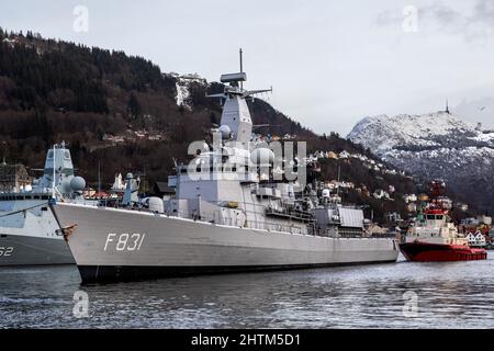 Niederländische Karel-Doorman-Klasse Fregatte F3831 HNLMS Van Amstel in Vaagen, Einfahrt in den Hafen von Bergen, Norwegen. Schlepper BB Worker unterstützt. Anlegeplätze neben Dan Stockfoto