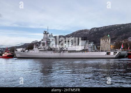 Niederländische Karel Doorman-Klasse Fregatte F3831 HNLMS Van Amstel am Festningskaien Kai, im Hafen von Bergen, Norwegen. Schlepper BB Coaster Unterstützung. Anlegeplätze sein Stockfoto