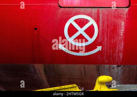 Details vom Steuerbord-Rumpf des Offshore-PSV-Schiffes Skandi Barra im Hafen von Bergen, Norwegen Stockfoto