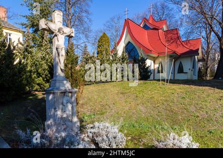 Moderne katholische Krankenhauskapelle aus dem Jahr 1992 und altes Steinkreuz, Sopron, Ungarn Stockfoto