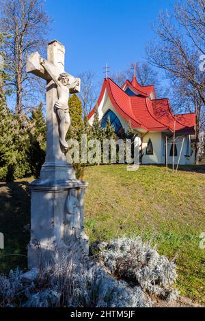 Moderne katholische Krankenhauskapelle aus dem Jahr 1992 und altes Steinkreuz, Sopron, Ungarn Stockfoto