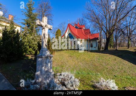 Moderne katholische Krankenhauskapelle aus dem Jahr 1992 und altes Steinkreuz, Sopron, Ungarn Stockfoto