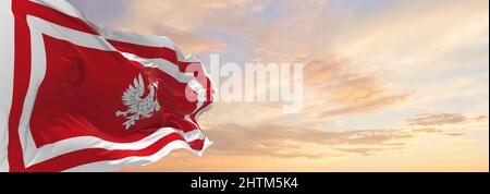 Flagge des Generalstabschefs der Polnischen Streitkräfte, Polen bei bewölktem Himmel bei Sonnenuntergang, Panoramablick. Polnisches Reisen und Patriot Conce Stockfoto