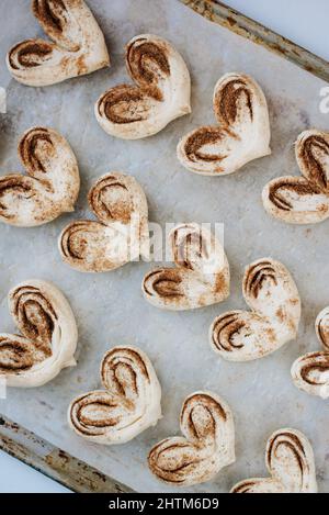 Brötchen in Form von Herzen auf einem Backblech hausgemacht Stockfoto