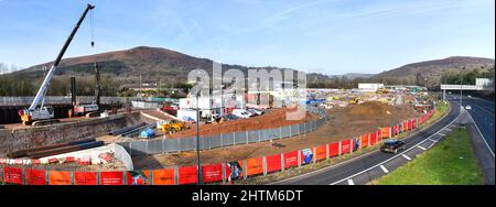 Taffs Well, in der Nähe von Cardiff, Wales - Februar 2022: Panormamische Ansicht der Bauarbeiten für ein neues Bahndepot als Teil der South Wales Metro Stockfoto