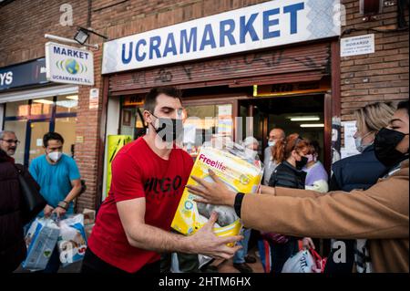 Madrid, Spanien. 01. März 2022. Menschen organisieren Hilfsmaterial für die Entsendung in die Ukraine. Der ukrainische Laden Ucramarket ist zu einem Zentrum geworden, um Spenden für die Ukraine zu erhalten, Medikamente, Lebensmittel, Winterkleidung und erste-Hilfe-Kits zu erhalten. Quelle: Marcos del Mazo/Alamy Live News Stockfoto