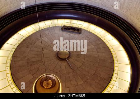 Nahaufnahme des Foucault Pendulums im Griffith Observatory in Los Angeles, CA, USA Stockfoto