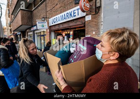 Madrid, Spanien. 01. März 2022. Menschen organisieren Hilfsmaterial für die Entsendung in die Ukraine. Der ukrainische Laden Ucramarket ist zu einem Zentrum geworden, um Spenden für die Ukraine zu erhalten, Medikamente, Lebensmittel, Winterkleidung und erste-Hilfe-Kits zu erhalten. Quelle: Marcos del Mazo/Alamy Live News Stockfoto
