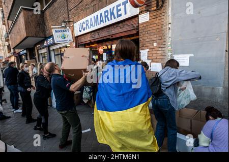 Madrid, Spanien. 01. März 2022. Menschen organisieren Hilfsmaterial für die Entsendung in die Ukraine. Der ukrainische Laden Ucramarket ist zu einem Zentrum geworden, um Spenden für die Ukraine zu erhalten, Medikamente, Lebensmittel, Winterkleidung und erste-Hilfe-Kits zu erhalten. Quelle: Marcos del Mazo/Alamy Live News Stockfoto