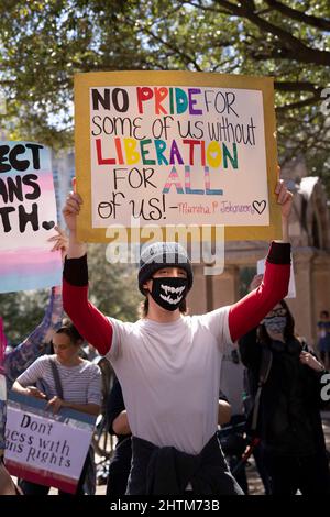 Austin, Usa. 01. März 2022. Transgender-Jugendliche aus Texas, ihre Angehörigen und Familien versammeln sich im State Capitol in Austin und prangern die Anweisung von Gouverneur Greg Abbott an staatliche Gesundheitsbehörden an, die geschlechterbejahende Versorgung von Transgender-Jugendlichen als Kindesmissbrauch zu untersuchen. Dies kommt, nachdem der Landesgesetzgeber Transgender-Schüler in sportlichen Aktivitäten eingeschränkt hat. Viele lizenzierte Gesundheitsdienstleister haben die Richtlinie des Gouverneurs zurückgedrängt. Kredit: Bob Daemmrich/Alamy Live Nachrichten Stockfoto