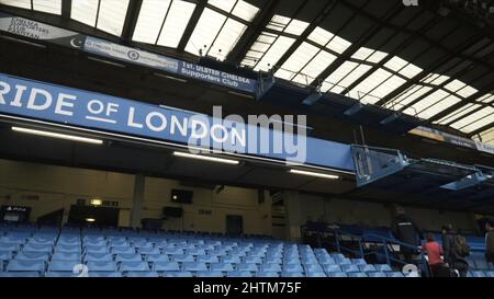 Nahaufnahme der Tribünen des Chelsea FC Stamford Bridge Stadions in London, England. Auf der Stamford Bridge befindet sich der Chelsea Football Club Stockfoto