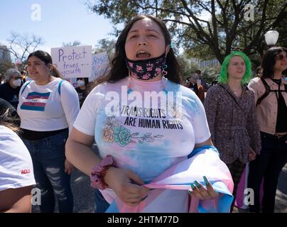 Austin, Usa. 01. März 2022. Transgender-Jugendliche aus Texas, ihre Angehörigen und Familien versammeln sich im State Capitol in Austin und prangern die Anweisung von Gouverneur Greg Abbott an staatliche Gesundheitsbehörden an, die geschlechterbejahende Versorgung von Transgender-Jugendlichen als Kindesmissbrauch zu untersuchen. Dies kommt, nachdem der Landesgesetzgeber Transgender-Schüler in sportlichen Aktivitäten eingeschränkt hat. Viele lizenzierte Gesundheitsdienstleister haben die Richtlinie des Gouverneurs zurückgedrängt. Kredit: Bob Daemmrich/Alamy Live Nachrichten Stockfoto